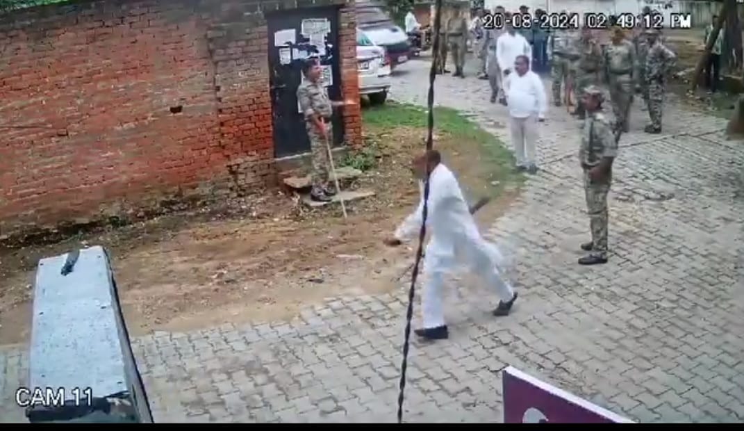 Sp lader amar Nathan maurya run to Nagar Nigam employees demolition wall