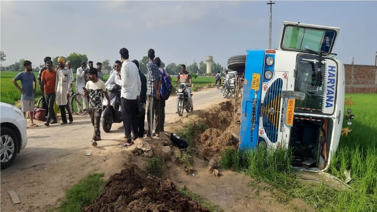 Roadways bus overturned near Jamalpur Shekha village of Tohana in Fatehabad, eight passengers injured; screams