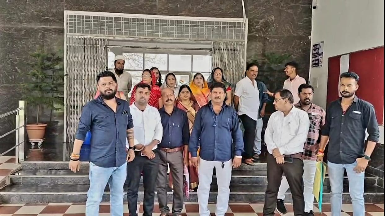 Councilors opened front against Deori Kalan Municipality Chairman 12 councilors came to complain to collector