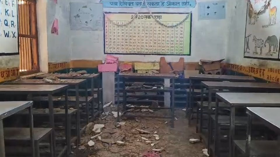 स्कूल में छत का प्लास्टर गिरने से चार बच्चे घायल