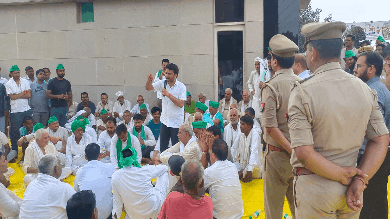 Farmers have opened their front against the builder in Wave city dasna
