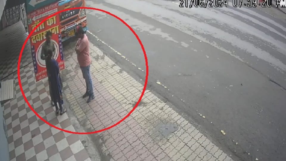 Young men cheated a woman returning from temple took off her jewelry by luring her into conversation in Bilasp