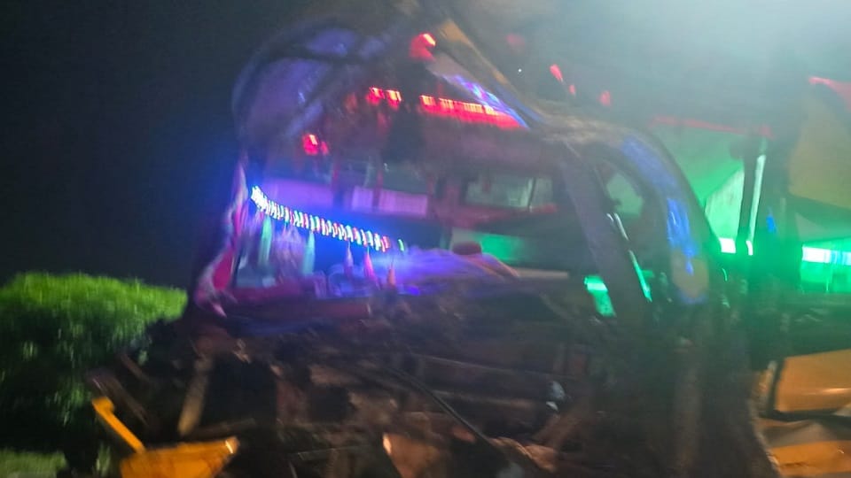 Moradabad: Double decker bus collides with tractor-trolley from behind on the highway, driver die