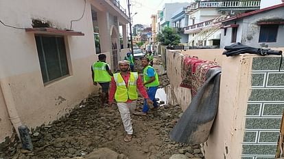 तस्वीरों में खौफनाक मंजर: आपदा के खौफ ने उड़ा दी प्रभावितों की नींद, जख्म अब भी हरे; चारों ओर पत्थर मौजूद Debris, stones and boulders are still present in and around Krishna Vihar haldwani
