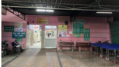 Varanasi government hospital women doctors and staff nurses lock gate and do duty at night