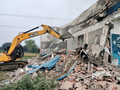 Ayodhya: Bulldozer runs on the shopping complex of gang rape accused Moeed Khan, three JCBs run simultaneously Ayodhya: Bulldozer runs on shopping complex of gang rape accused Moeed Khan