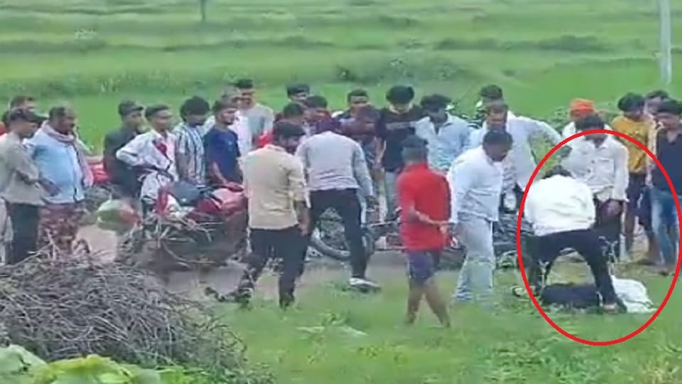 lover had gone for a walk with his girlfriend on his return crowd beat him up badly watch video in Rajnandgaon