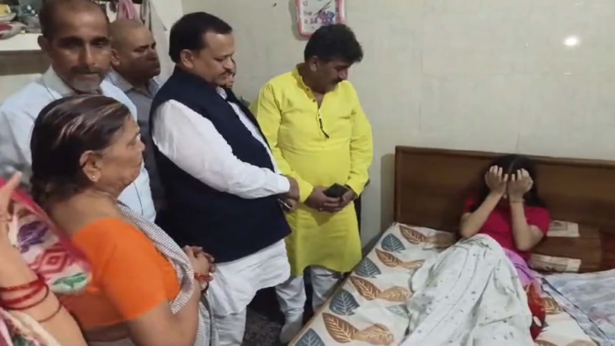 MP Ramesh Awasthi reached to meet the girl who lost her mother due to a minor's car