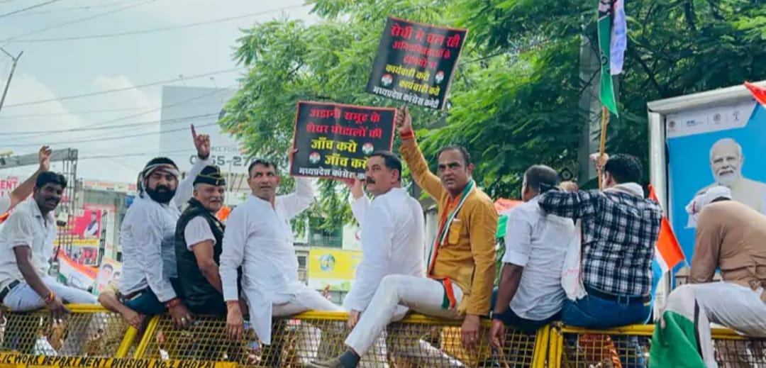 Police stopped Congress members going to ED office, used water cannon, MLAs fell from barricades