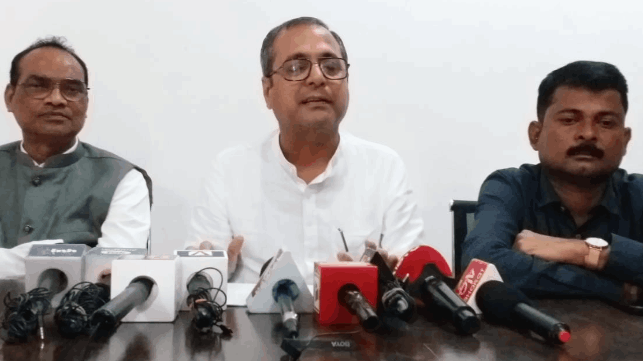 बिलासपुर के पूर्व विधायक शैलेश पांडेय ने प्रेसवार्ता की
