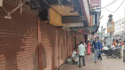 बनारस बंद के समर्थन में दुकानें बंद