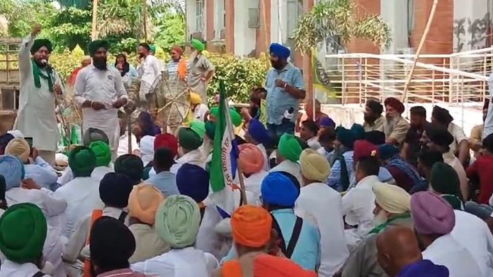 Farmers protest outside Kapurthala DC office due to non payment of sugarcane dues of Rs 48 crore