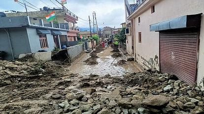 तस्वीरों में खौफनाक मंजर: आपदा के खौफ ने उड़ा दी प्रभावितों की नींद, जख्म अब भी हरे; चारों ओर पत्थर मौजूद Debris, stones and boulders are still present in and around Krishna Vihar haldwani