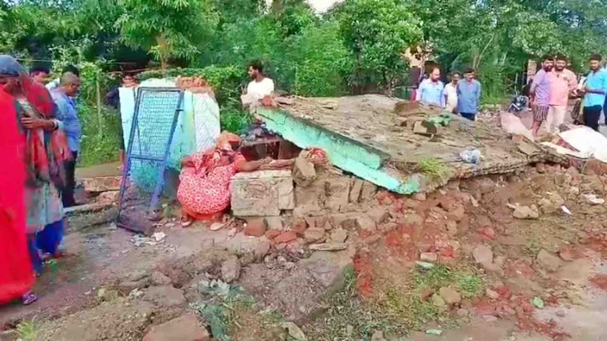 Alwar News: 60 year old temple destroyed due to crane collision in Agrasen Circle