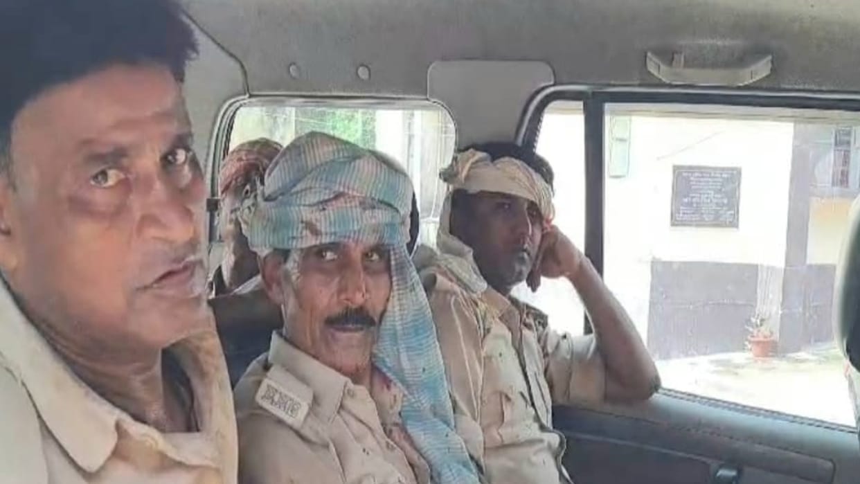 Bihar News Police Attacked During Raid For Illegal Liquor in bettiah News in Hindi