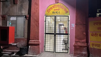 Varanasi government hospital women doctors and staff nurses lock gate and do duty at night