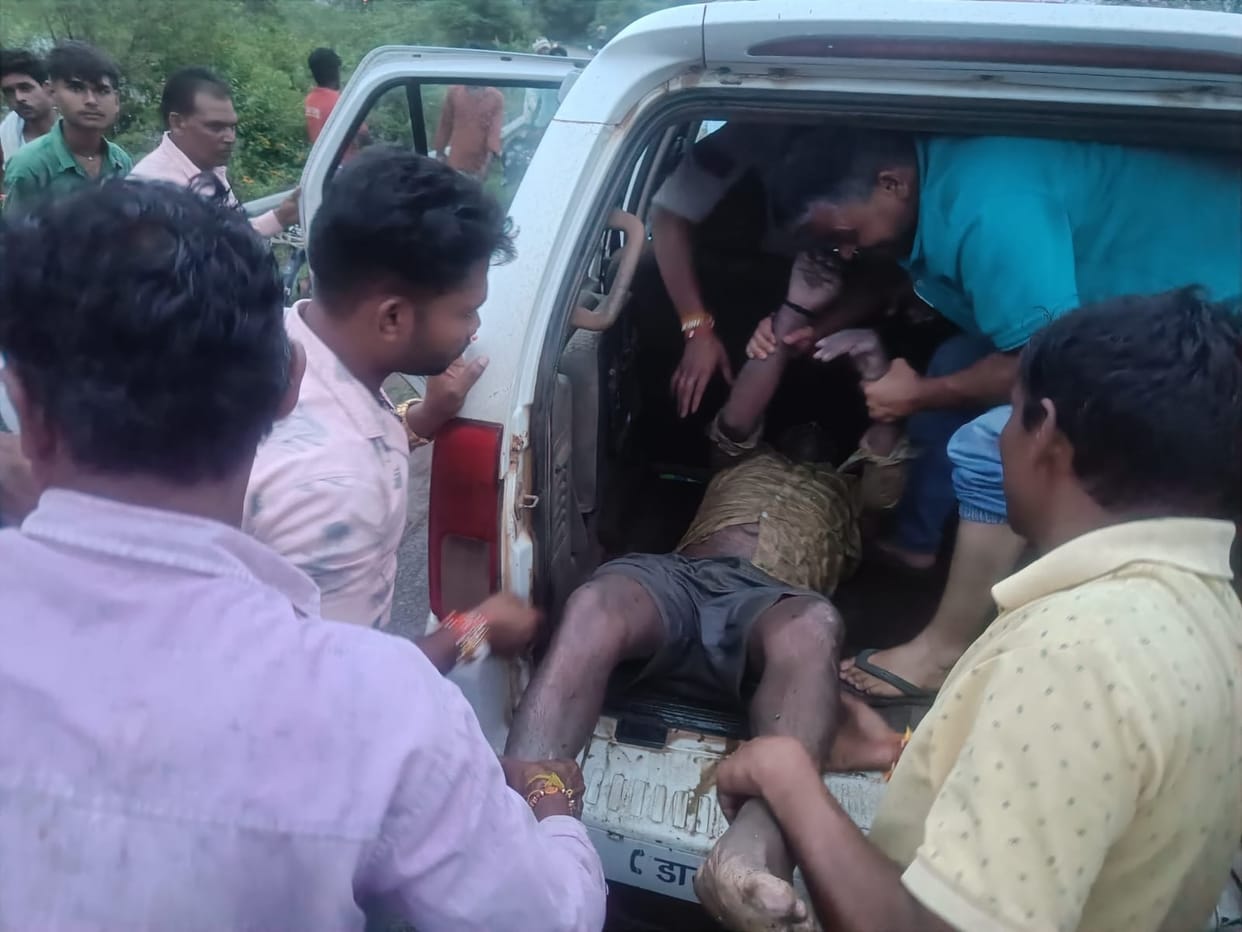 Katni: The person who fell in the canal was pulled out after a lot of effort
