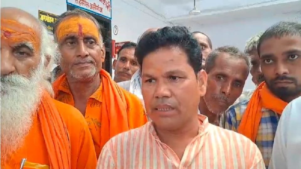 Who broke the idols of Shiva family in Etah anger among villagers declared hunger strike