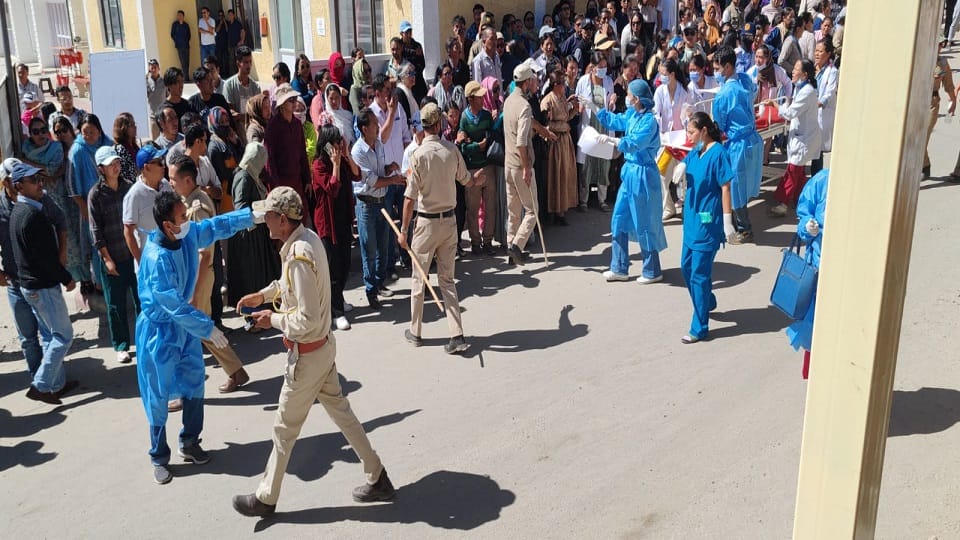 accident in Leh bus fell into 200 meter deep gorge six people died 22 injured