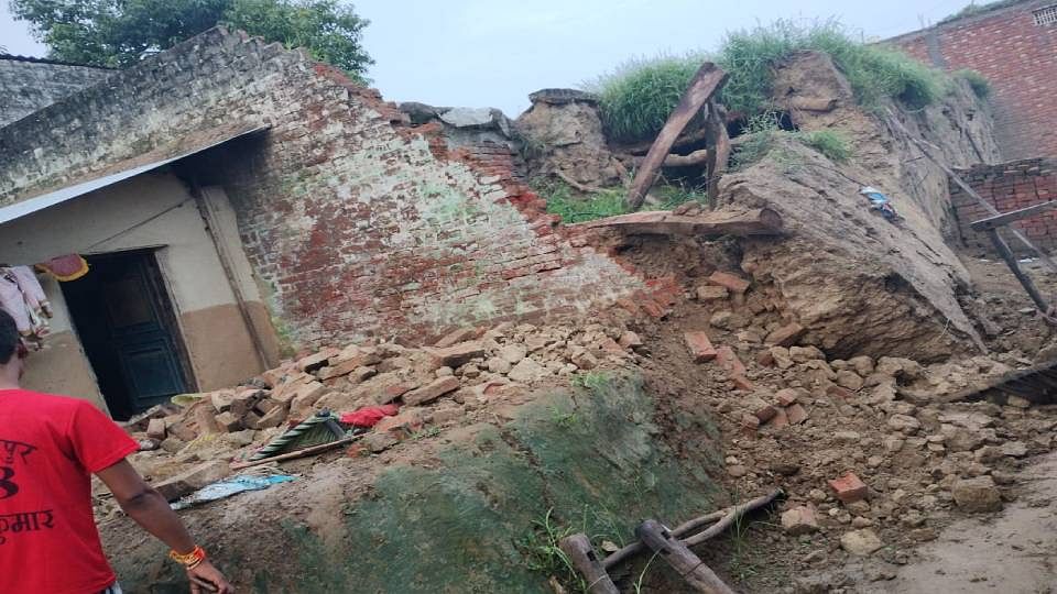 wall collapsed in Mainpuri old woman sleeping there died after being buried under rubble