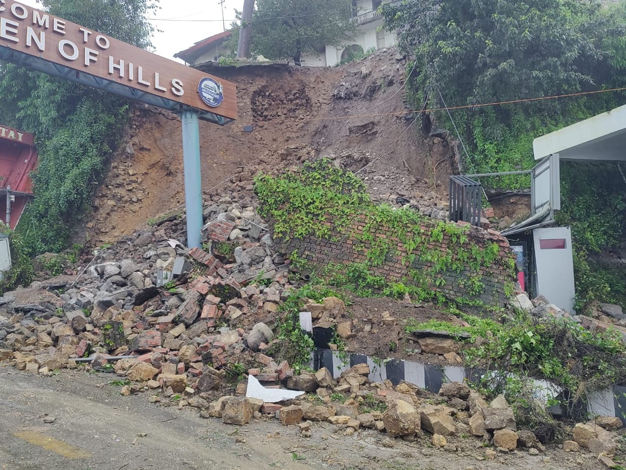 Uttarakhand Weather Update Heavy Rainfall Alert landslides at many places on Dehradun-Mussoorie road