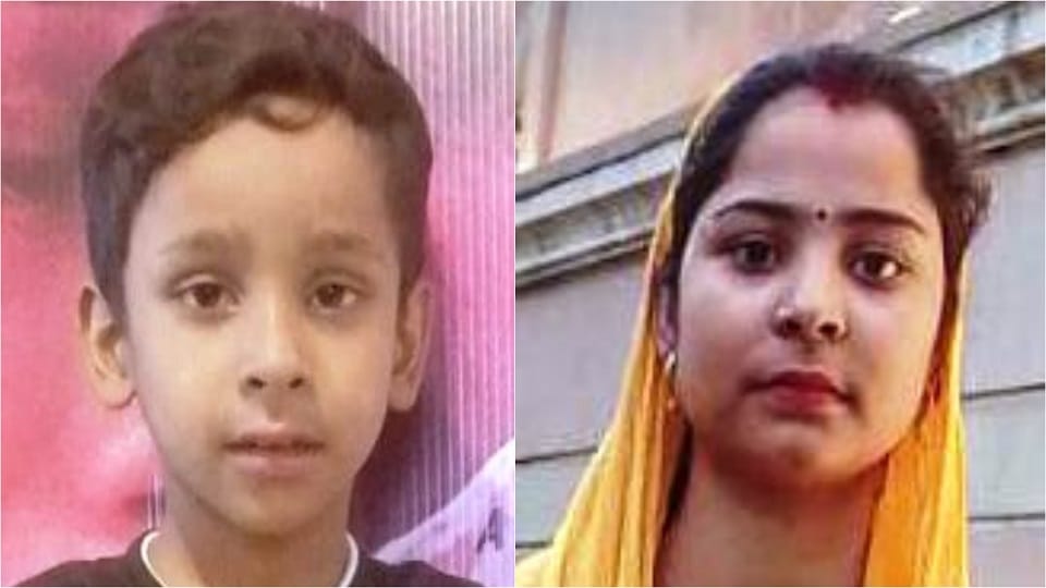 accident in Kasganj: Postal parcel vehicle crushed bike rider mother and son died father's condition critical