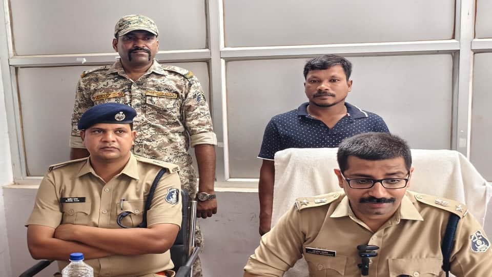 Naxalite with a reward of Rs 5 lakh surrendered Ajay Kumar has been involved in many incidents in Dhamtari