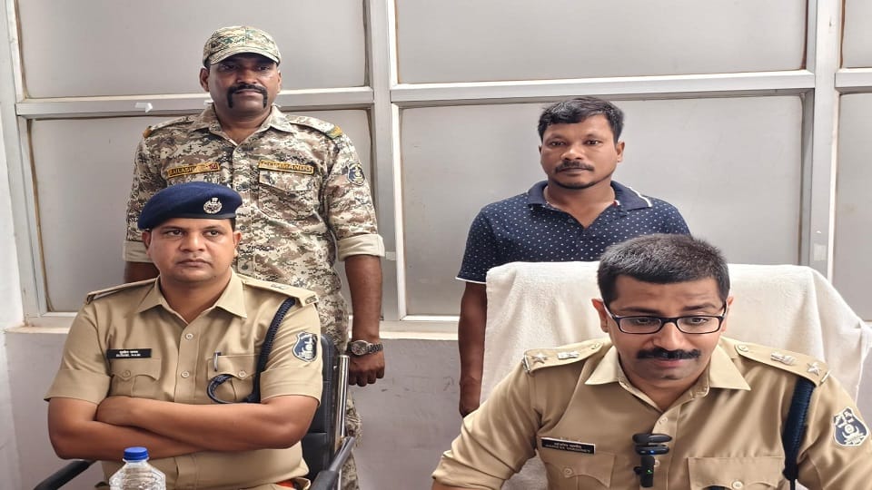 Naxalite with a reward of Rs 5 lakh surrendered Ajay Kumar has been involved in many incidents in Dhamtari