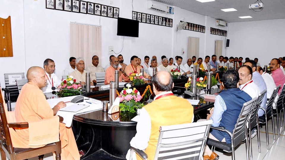 UP News: CM Yogi lashed out at Saharanpur, made harsh remarks on the mayor, got upset over encroachment