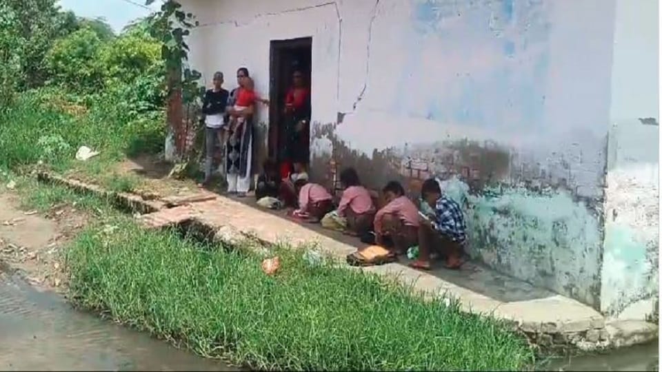 Government school became pond in Ghiror of Mainpuri Grocery shop became school