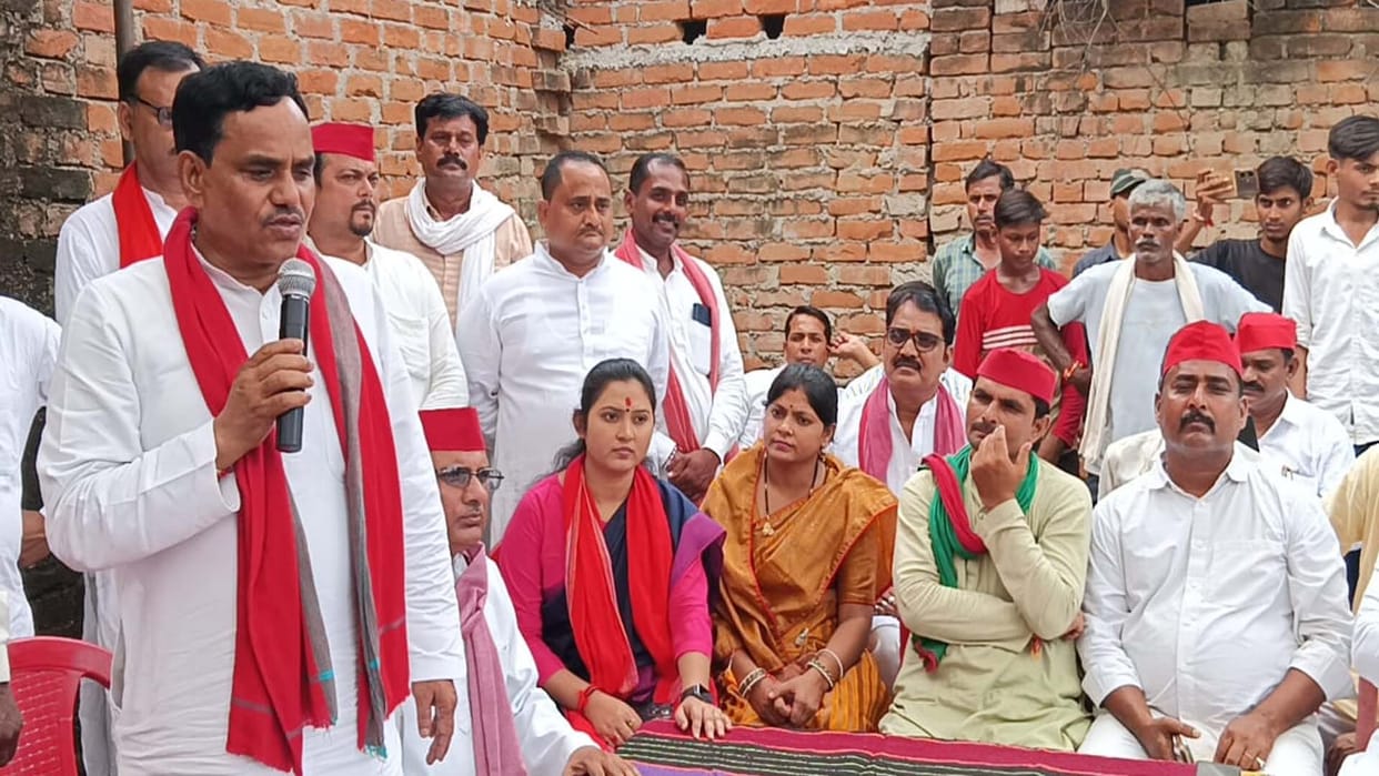 Banda: SP delegation meets the victim of a case of assault on a woman while fetching water