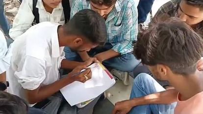 Alwar News: स्टूडेंट्स ने खून से चिट्ठी लिख छात्रसंघ चुनाव कराए जाने की मांग की, फिर दी ये चेतावनी Alwar News Students wrote a letter in blood demanding student union elections then gave this warning