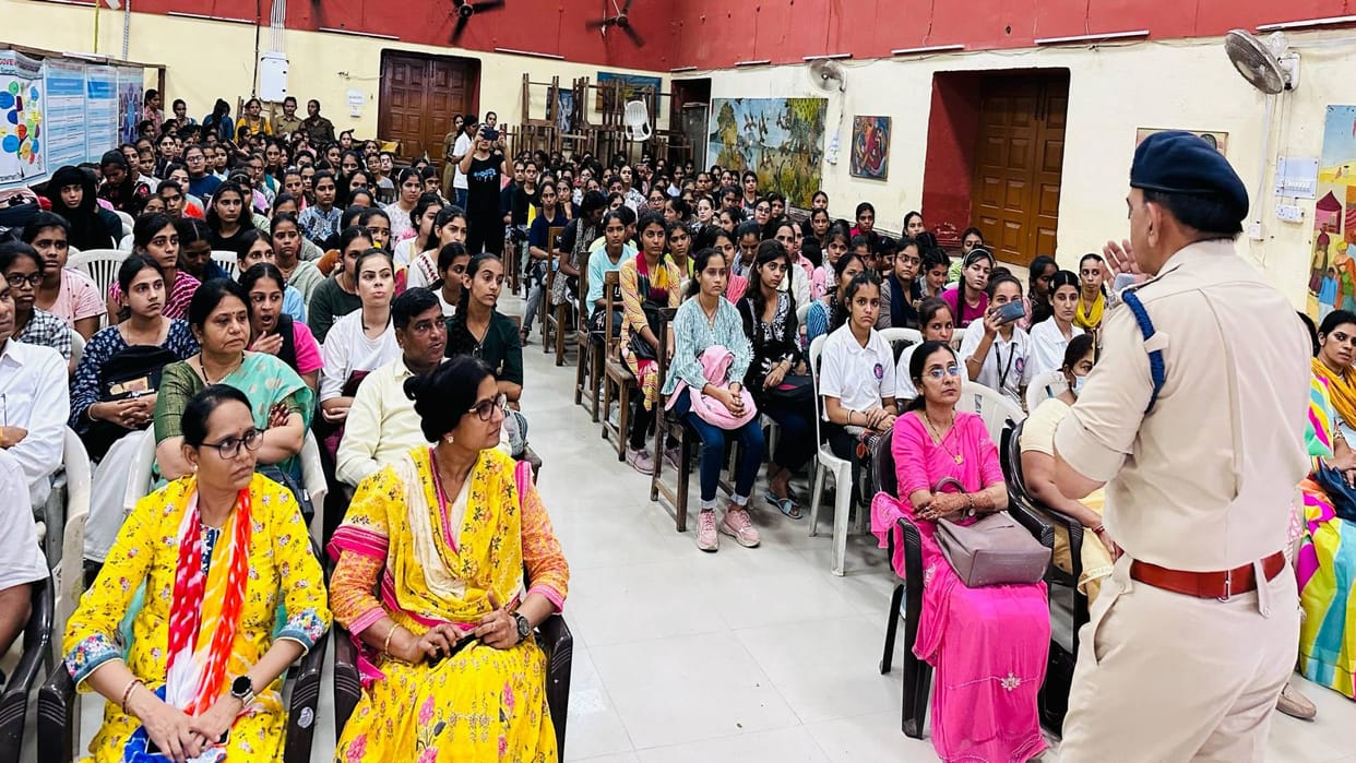 Ajmer Cyber awareness program in Savitri College SP told students about ill effects of social media