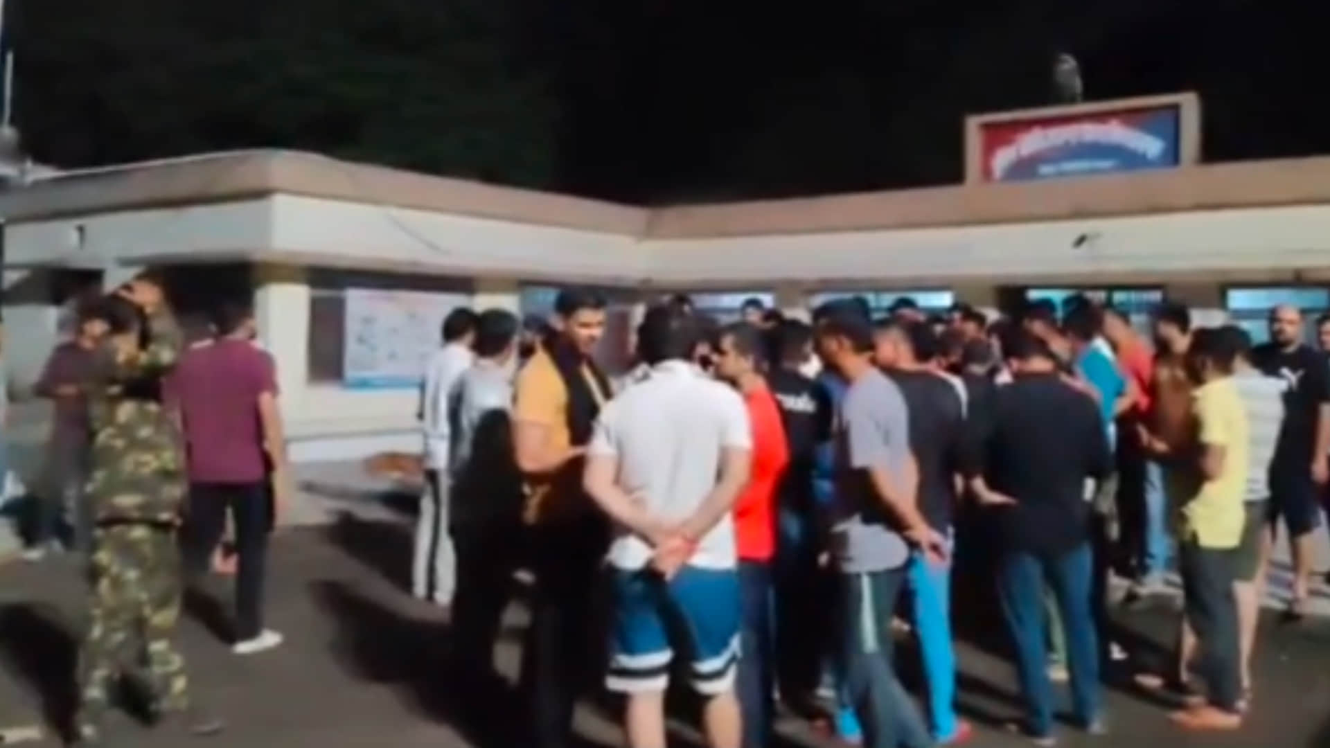 सिंगरौली में फायरिंग की घटना के बाद थाने पर जमा लोग।