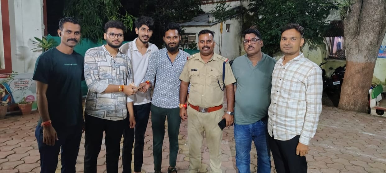 Sehore: Honesty is still alive, with the help of police the youth returned ten thousand rupees left in the ATM