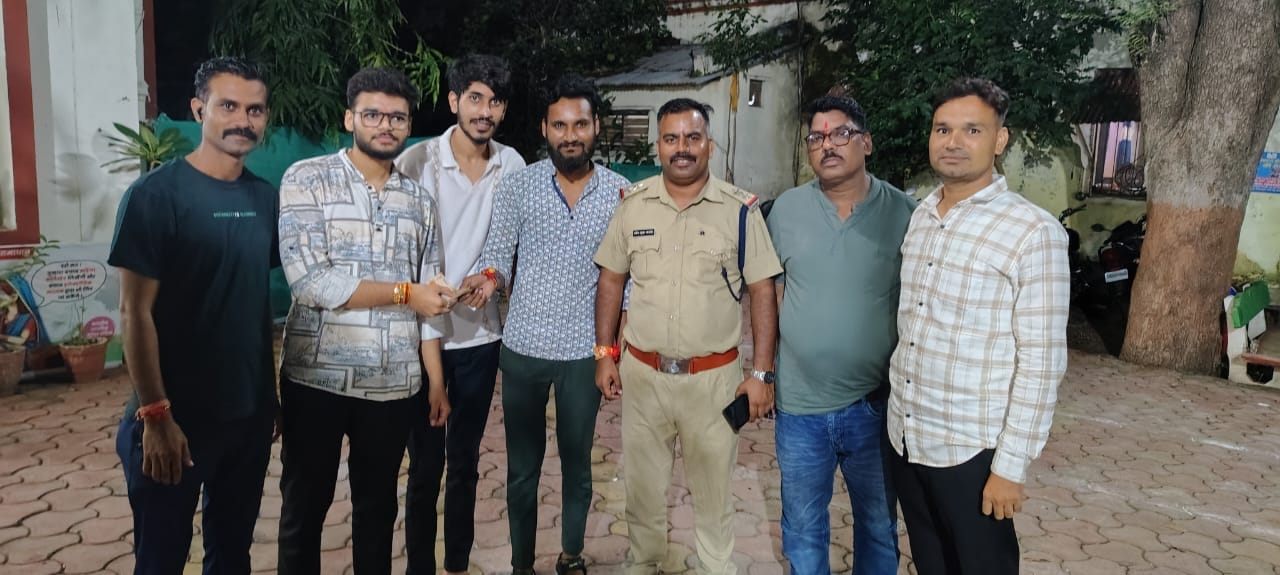 सीहोर में ईमानदारी युवक ने एटीएम में मिले दस हजार रुपये सही व्यक्ति को तलाश कर लौटा दिए हैं।