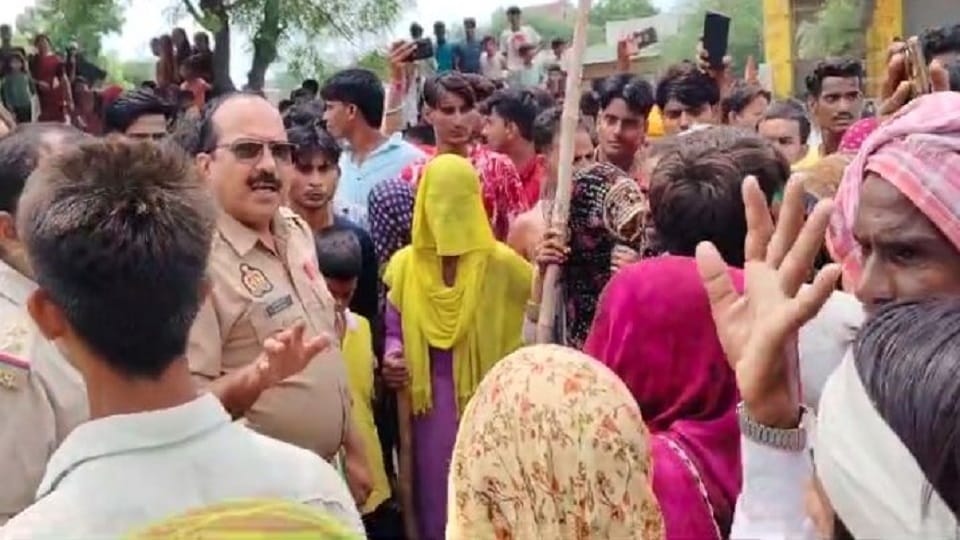 women protest to move liquor shop from village in mathura