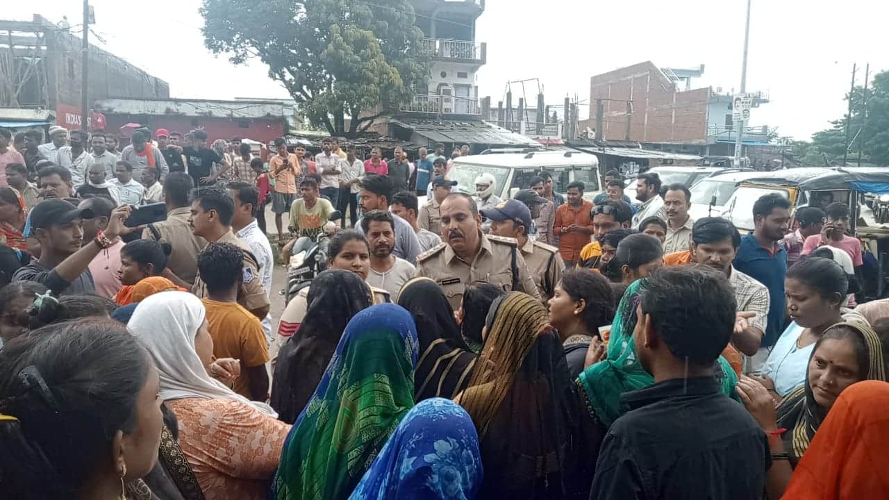 सीधी में चक्काजाम कर रहे लोगों को समझाने की कोशिश करते पुलिसकर्मी