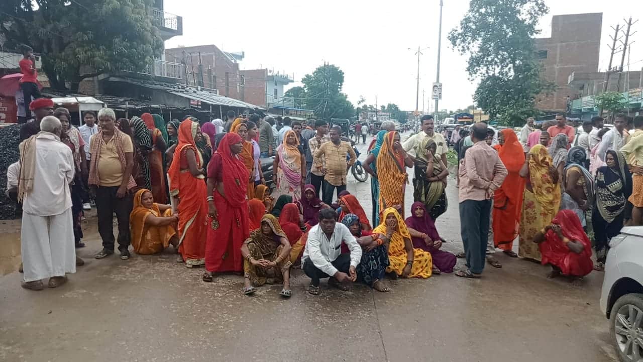 Sidhi: Injured person found near Morrison School died during treatment, family members blocked the road