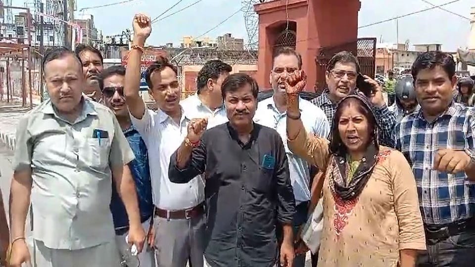 Protest against Vigilante's action against JD teachers come out in support in agra up news