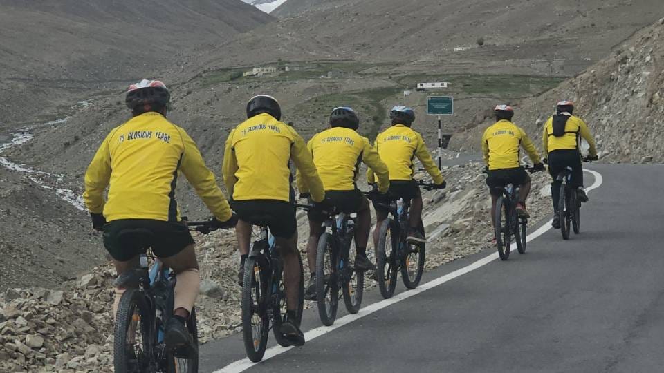 21 soldiers set out on a cycle trip from Siachen will plant the tricolor flag in the sea