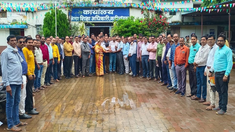 Teachers United Front submitted a memorandum to Collector in name of CM in Kabirdham