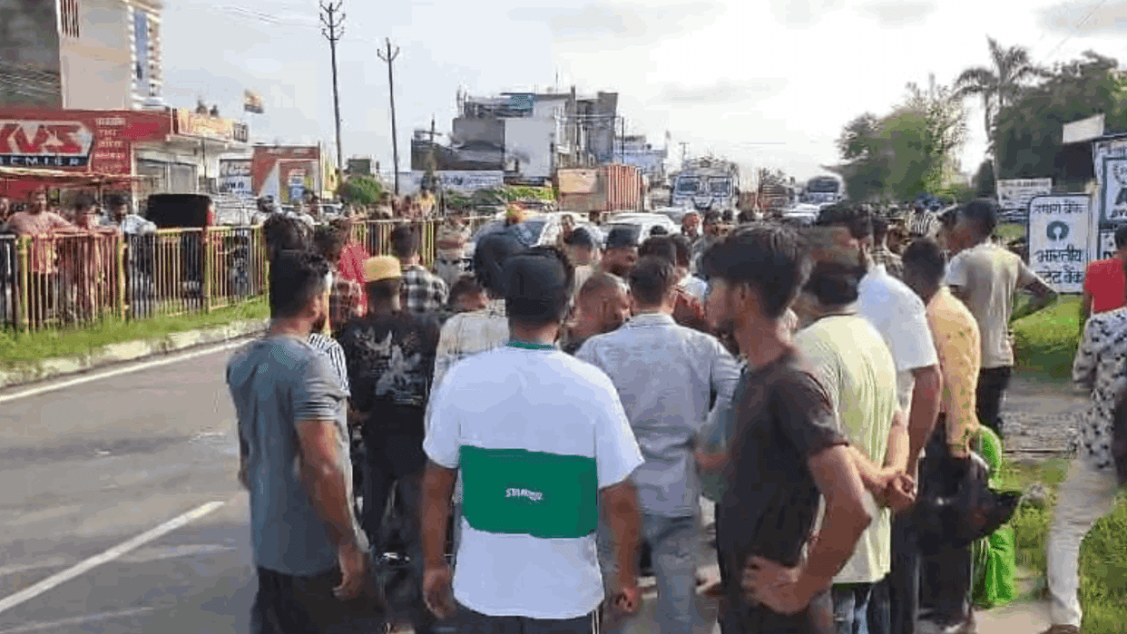 Sister-in-law and sister-in-law riding a bike died in a road accident on the highway in Sitarganj