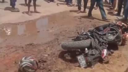 ट्रक ने मारी मोटरसाइकिल को भीषण टक्कर