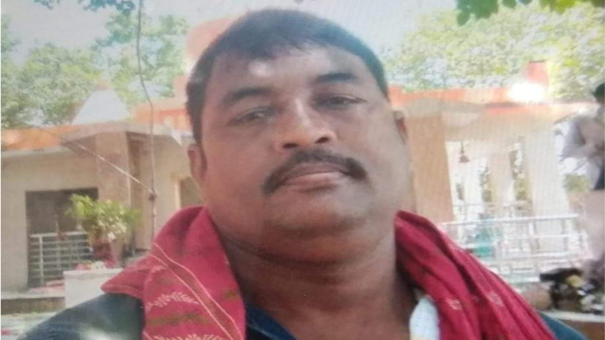 After a family dispute in Deoria, the middle brother beat the elder brother to death with rods and sticks.