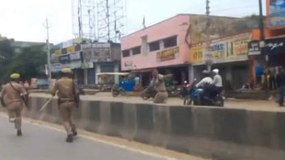 डिवाइडर कूदकर दूसरी तरफ जाने के दौरान भी दौड़ते हुए निर्देशित करते हुए एसपी संकल्प शर्मा