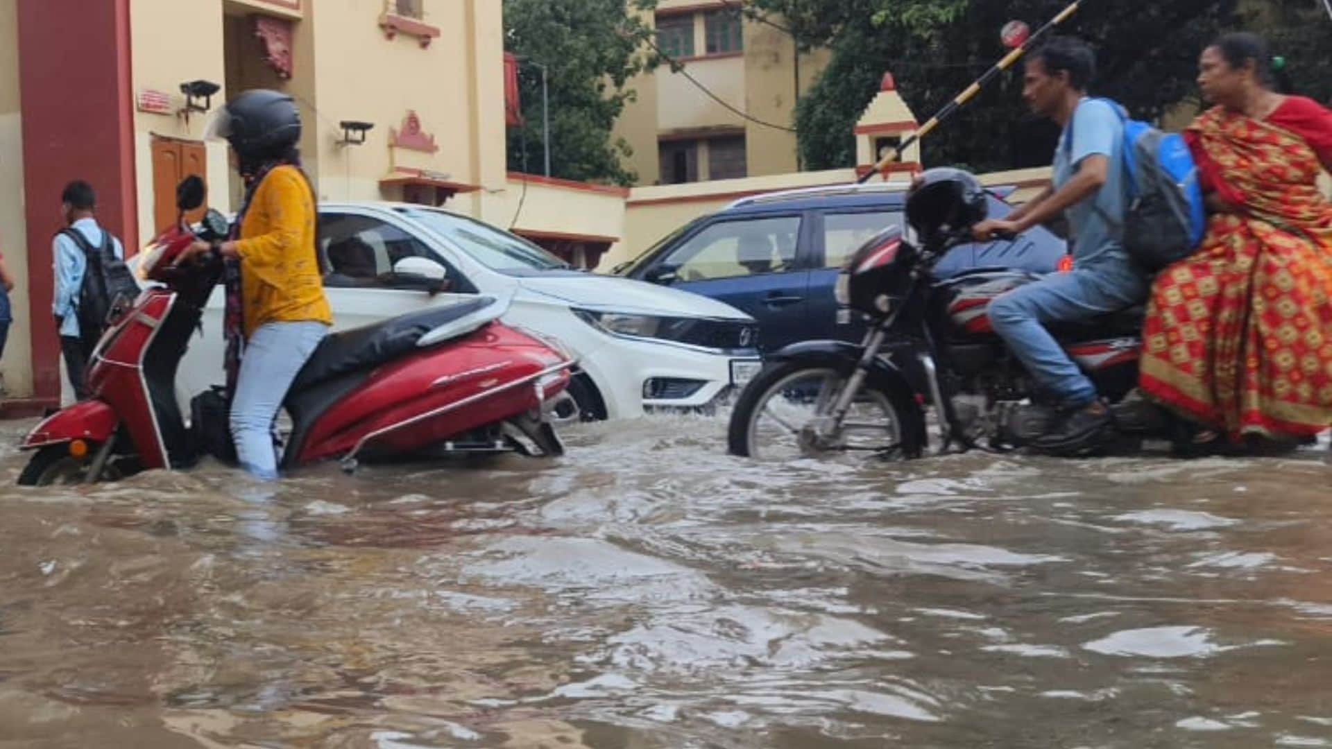 Heavy rain in Varanasi with thunder and lightning see latest rainy weather photos