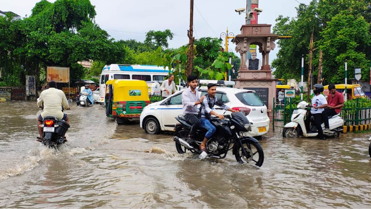 Heavy rain in Varanasi with thunder and lightning see latest rainy weather photos
