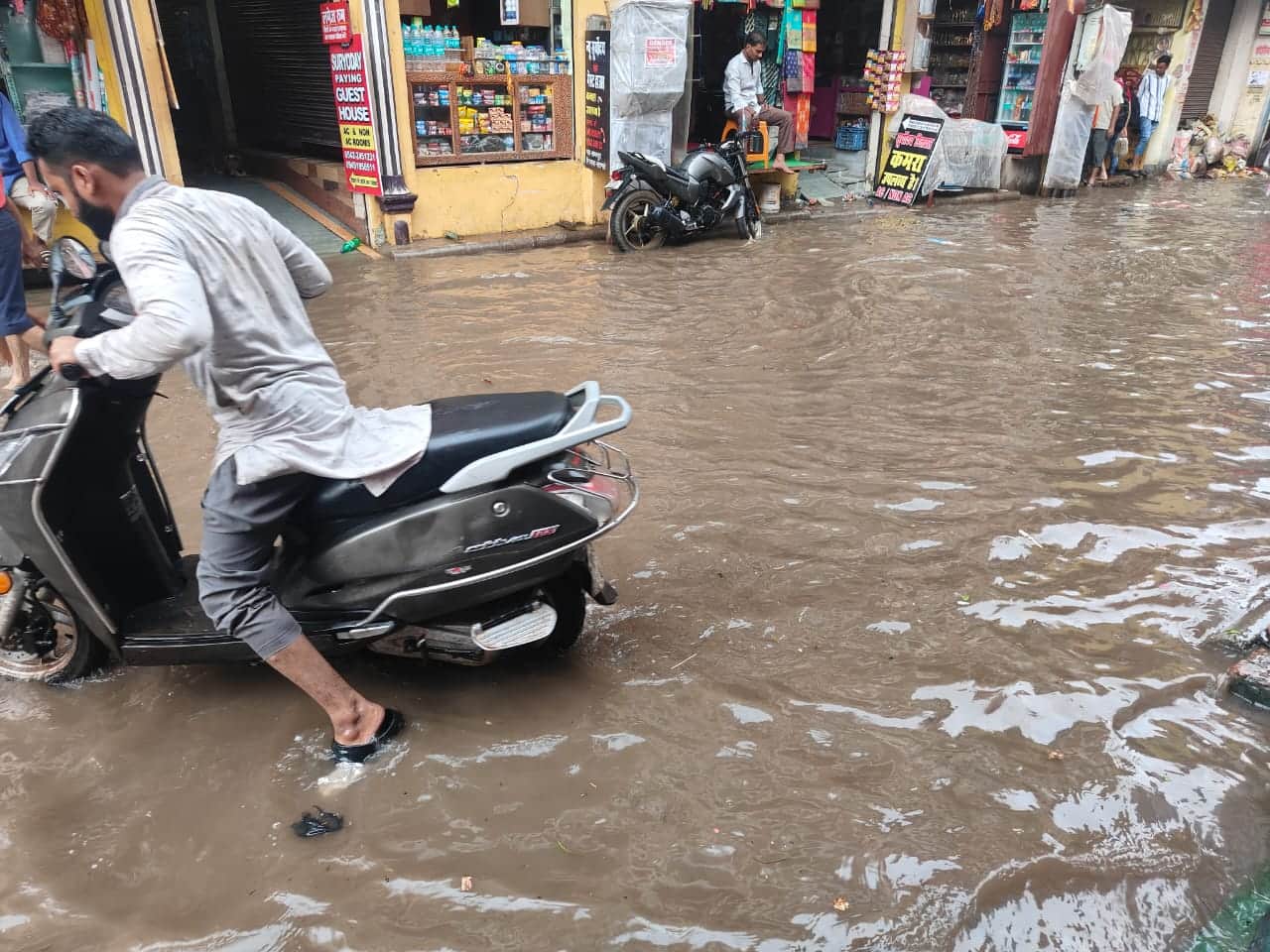 Heavy rain in Varanasi with thunder and lightning see latest rainy weather photos