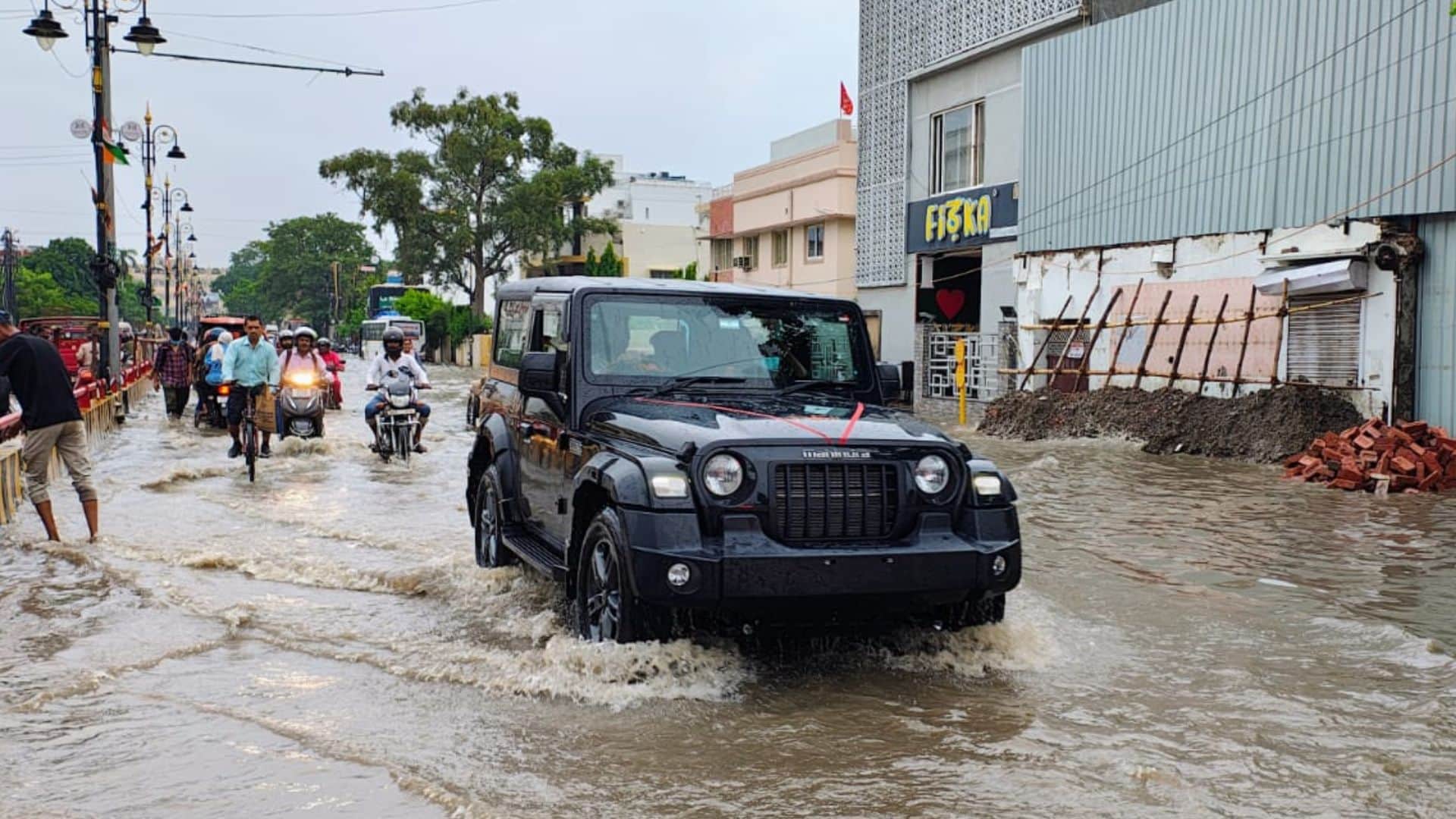 Heavy rain in Varanasi with thunder and lightning see latest rainy weather photos